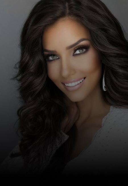 A picture of a smiling adult woman.